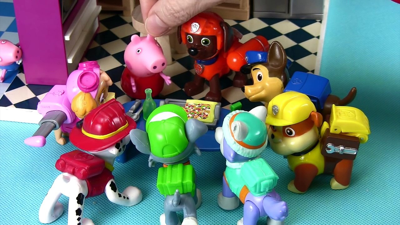 RUBEL DE PATRULLA CANINA VA URGENTE AL BAÑO DE PEPPA PIG! George se porta muy mal| Juguetes