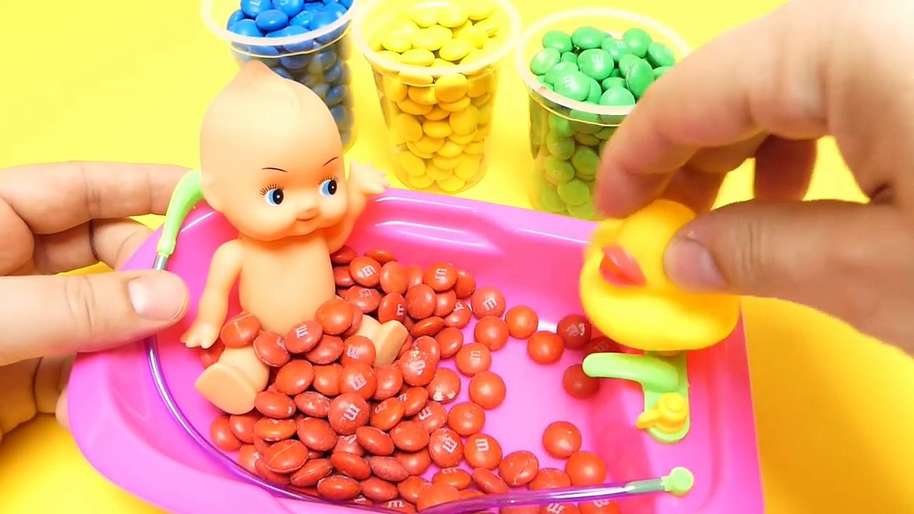 M&Ms & Dubble Bubble Gumballs - Happy Baby Doll Bath Fun Play with Toys