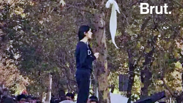 Iran : elles enlèvent leurs voiles en rue en signe de protestation