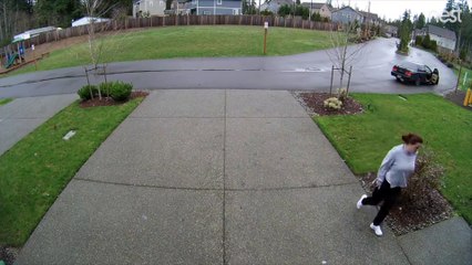 Une voleuse de colis rattrapée par son karma en plein méfait devant une caméra de surveillance
