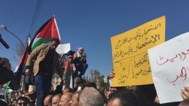 Protesta en contra de los recortes de los subsidios al pan en Jordania