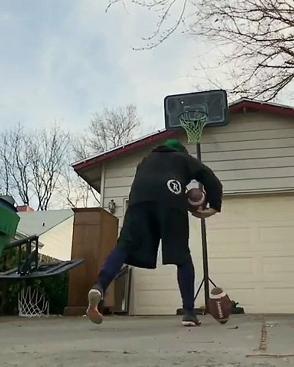 Jouer au basket avec 2 ballons de Football Us en même temps !
