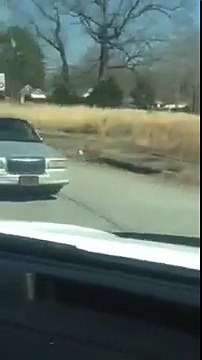 Cette voiture roule...en marche arrière uniquement !!