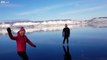 Patiner sur la glace du lac Balkaï au milieu d'un paysage paradisiaque !