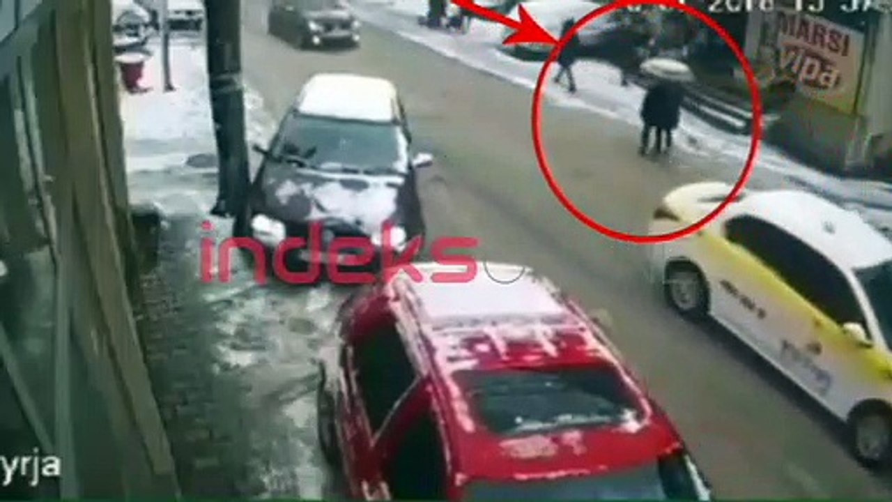 Ky është momenti kur vetura godet dy vajza në Prishtinë