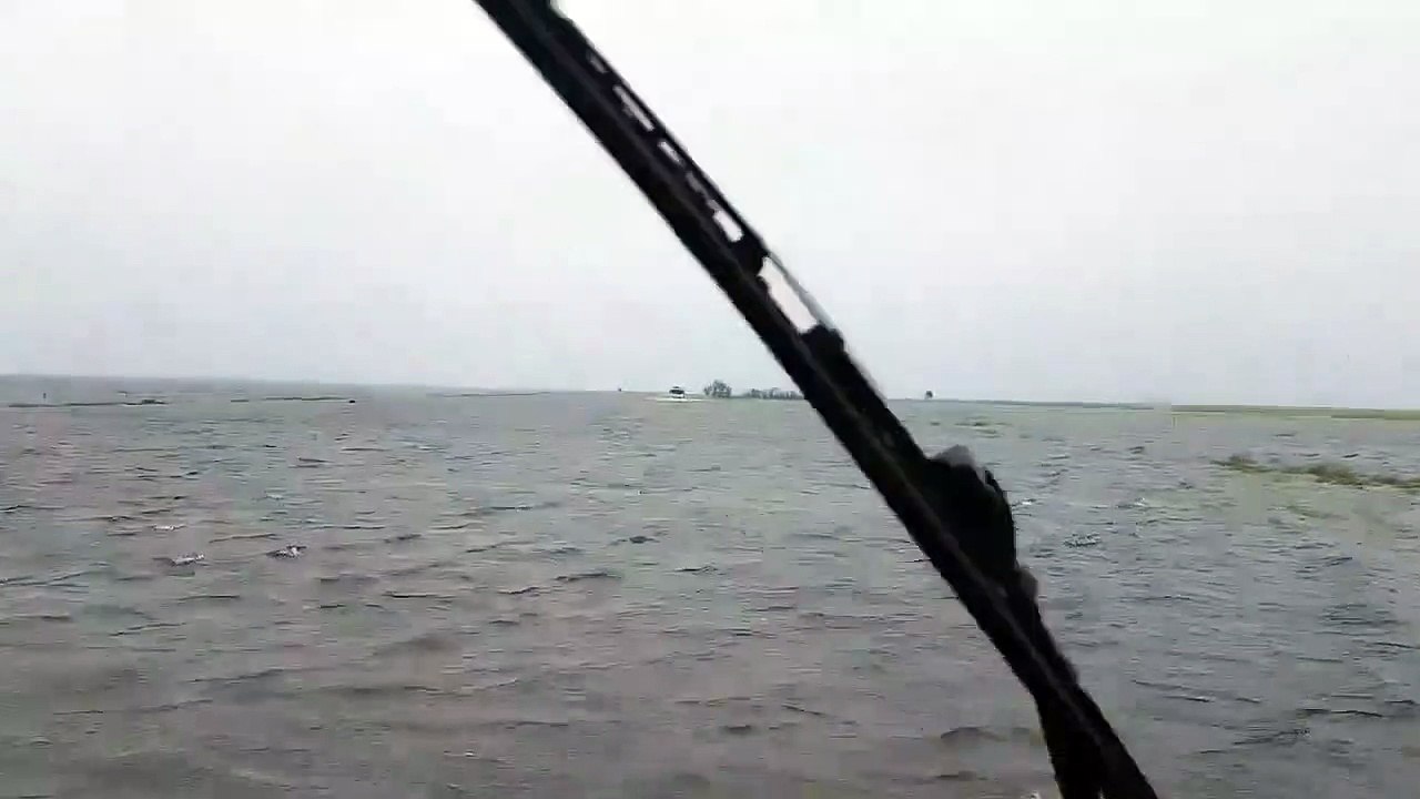 Des camions roulent sur l'eau