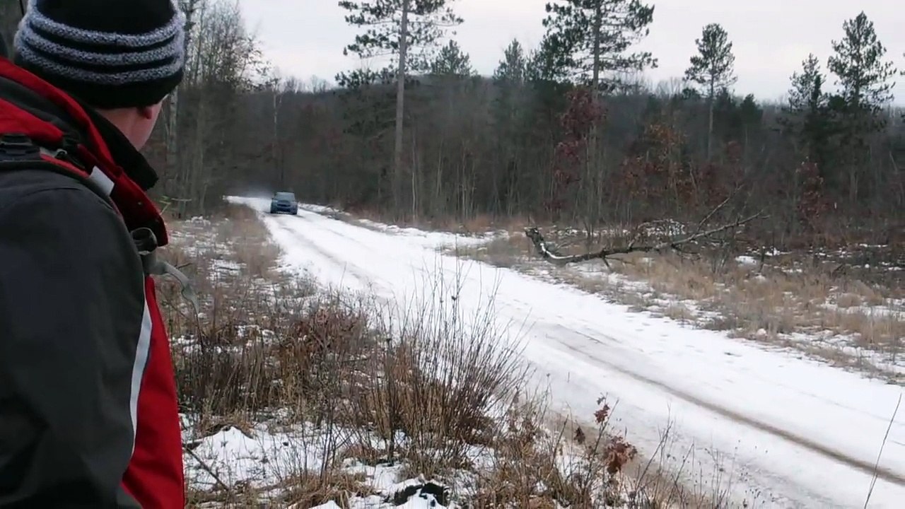 Un spectateur fauché par une voiture de course lors d'un Rallye !