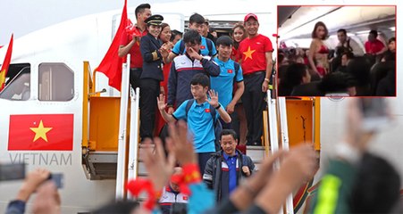Vietnamlı Futbolcuların Başarısına Bikinili Hostesler Gölge Düşürdü