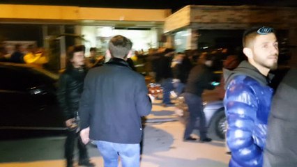 Şüpheli çantanın imha edilmesini bekleyen vatandaş ve polislere çay servisi