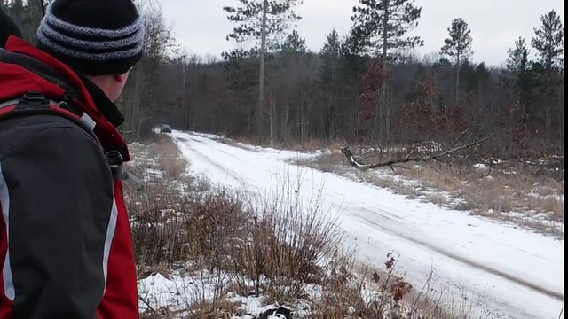 Un photographe placé à lextérieur dun virage Rallye de Sno*Drift