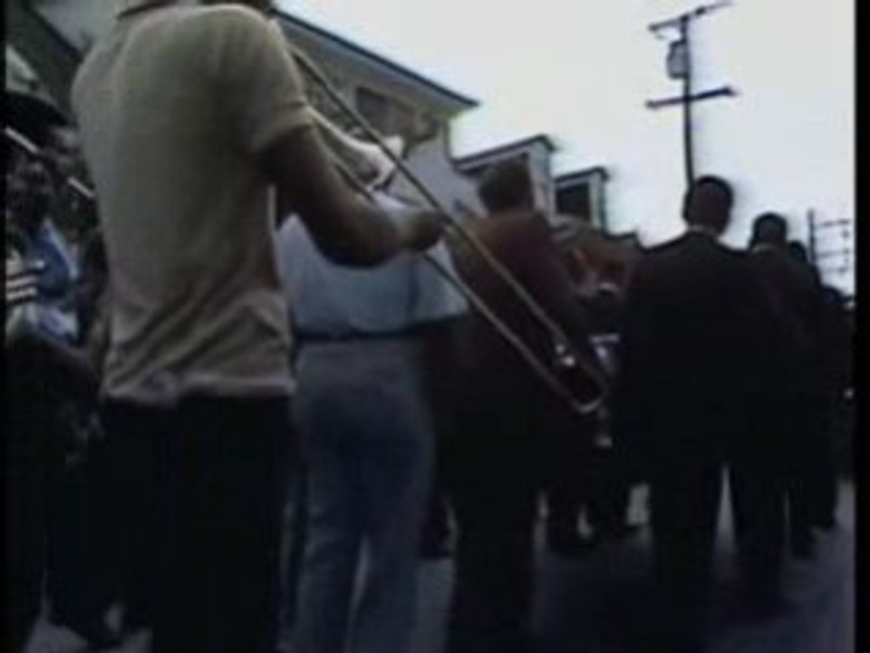 funeral jazz parade in new orleans