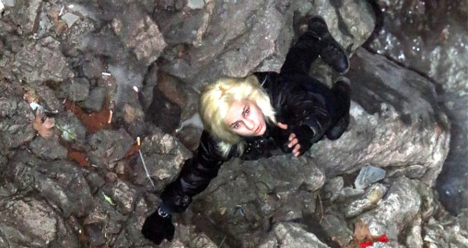 Alkollü Genç Kız Kayalıklardan Düştü Yardım Gelince Tekrar Kayalara Tırmandı