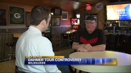 Video herunterladen: Dahmer Tour in Milwaukee Upsets Friends, Families of Serial Killer`s Victims