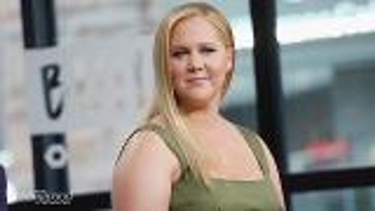 Amy Schumer Opens Up About Friend Aziz Ansari's Sexual Misconduct Allegations | THR News