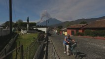 Evacúan a 280 personas por erupción de volcán en Guatemala
