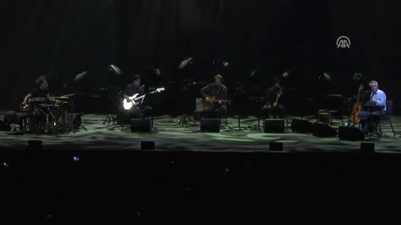 Mohsen Namjoo İstanbul'da Hayranlarıyla Buluştu