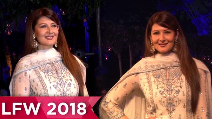 Descargar video: Salman Khan's ex Sangeeta Bijlani Hot Look At Lakme Fashion Week 2018