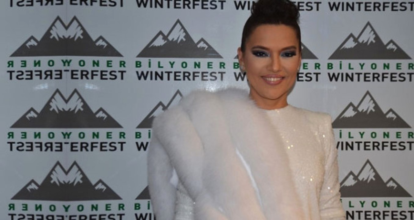 Demet Akalın, Doğum Günü Olan Bir Hayranına Elbisesini Hediye Etti