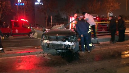 Otomobil bariyerlere çarptı: 2 ölü, 1 yaralı - KONYA