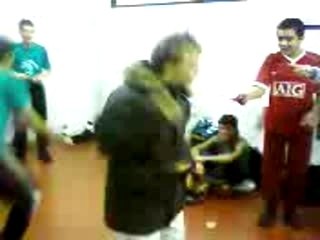 Un blond qui fait de la tecktonik tom