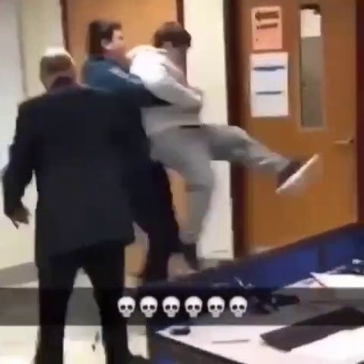 Un élève devient fou et détruit tout dans sa classe.