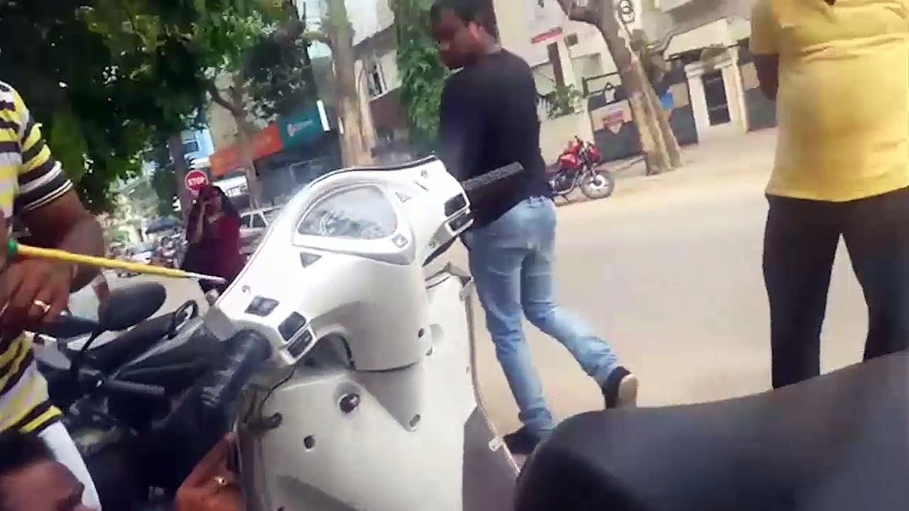 Kinh hoàng cảnh tượng rắn chui vào xe tay ga "cố thủ" không chịu ra ngoài gây sốc