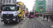 Kadıköy'de Otobüs Tramvay Yoluna Girdi,  Tramvay Seferleri Durdu