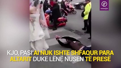 Download Video: Dhëndri e lë nusen të pres në altar, ajo i hakmerret duke e tërhequr zvarrë nëpër qytet