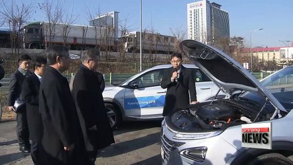 Download Video: Pres. Moon goes on test drive of autonomous fuel cell car to demonstrate its safety