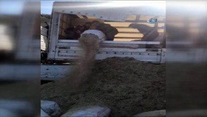 Saman çuvallarından kaçak sigara fışkırdı