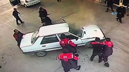 Yakıt alan otomobil alev alev böyle yandı