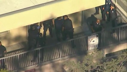 美 LA 고등학교서 12살 여학생이 총격...4명 부상 / YTN