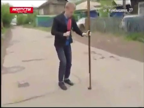 Ce trou en pleine route en russie fait plus de 10m de profondeur... Dangereux