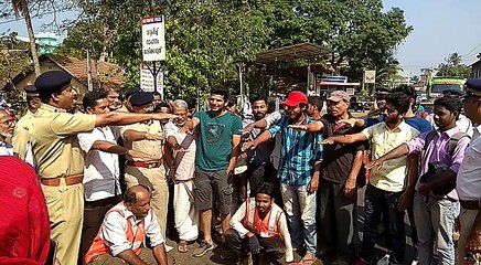 ഹെൽമെറ്റ് ധരിക്കാതെ വന്ന ഒരു കൂട്ടം ആളുകൾക്ക് പോലീസ് നൽകിയ ശിക്ഷ