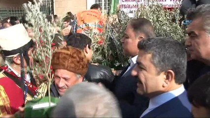 Cuma namazı sonrası vatandaşlara fidan dağıtıldı