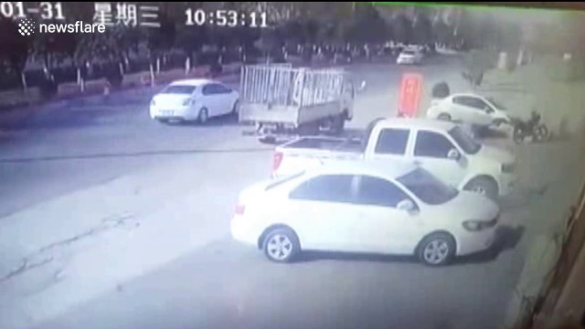 Speeding car crashes head-on into another vehicle after overtaking