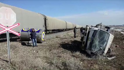 Yük treni ile kamyonet çarpıştı: 1 ölü - KONYA