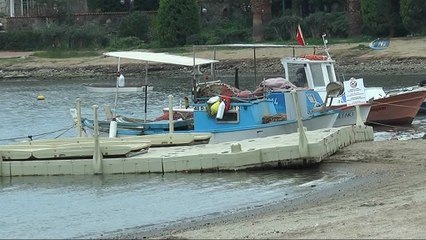 Deniz çekildi balıkçı tekneleri karaya oturdu