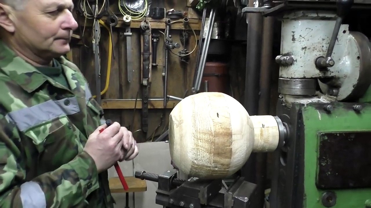 Шар из дерева на фрезерном станке