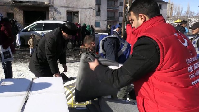 300 sığınmacıya kışlık giysi ve battaniye yardımı - KARS
