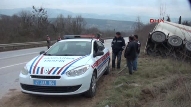 Kocaeli Önüne Çıkan Araca Çarpmamak İçin Direksiyonu Kırınca Kaza Yaptı