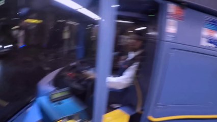 Ce chauffeur de bus enferme un motard et le rend fou...