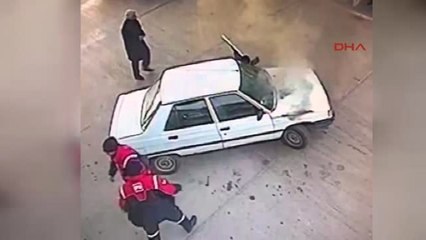 Şanlıurfa İstasyonda Yakıt İkmali Yapılan Otomobildeki Yangın Kamerada