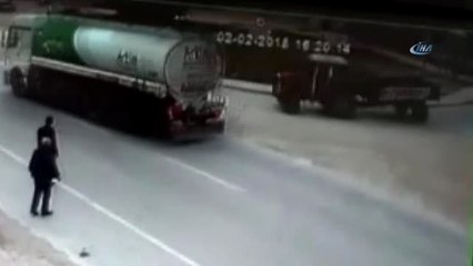 Otomobil Önce Yakıt Tankerine Sonra Traktöre Çarptı... Kaza Anı Kamerada