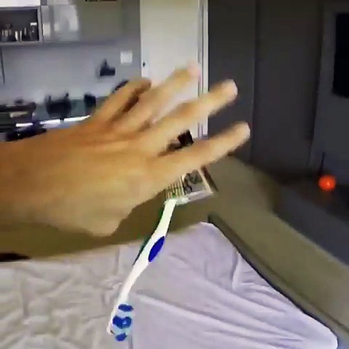 Il jongle avec sa brosse à dents comme un dieu !