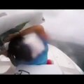 Ce surfer se prend sa planche dans la tête en rentrant en bateau !