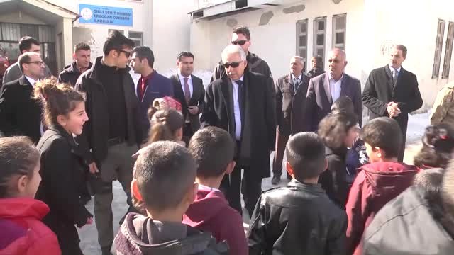 Çukurca'da Polis Çocukları Sevindirdi