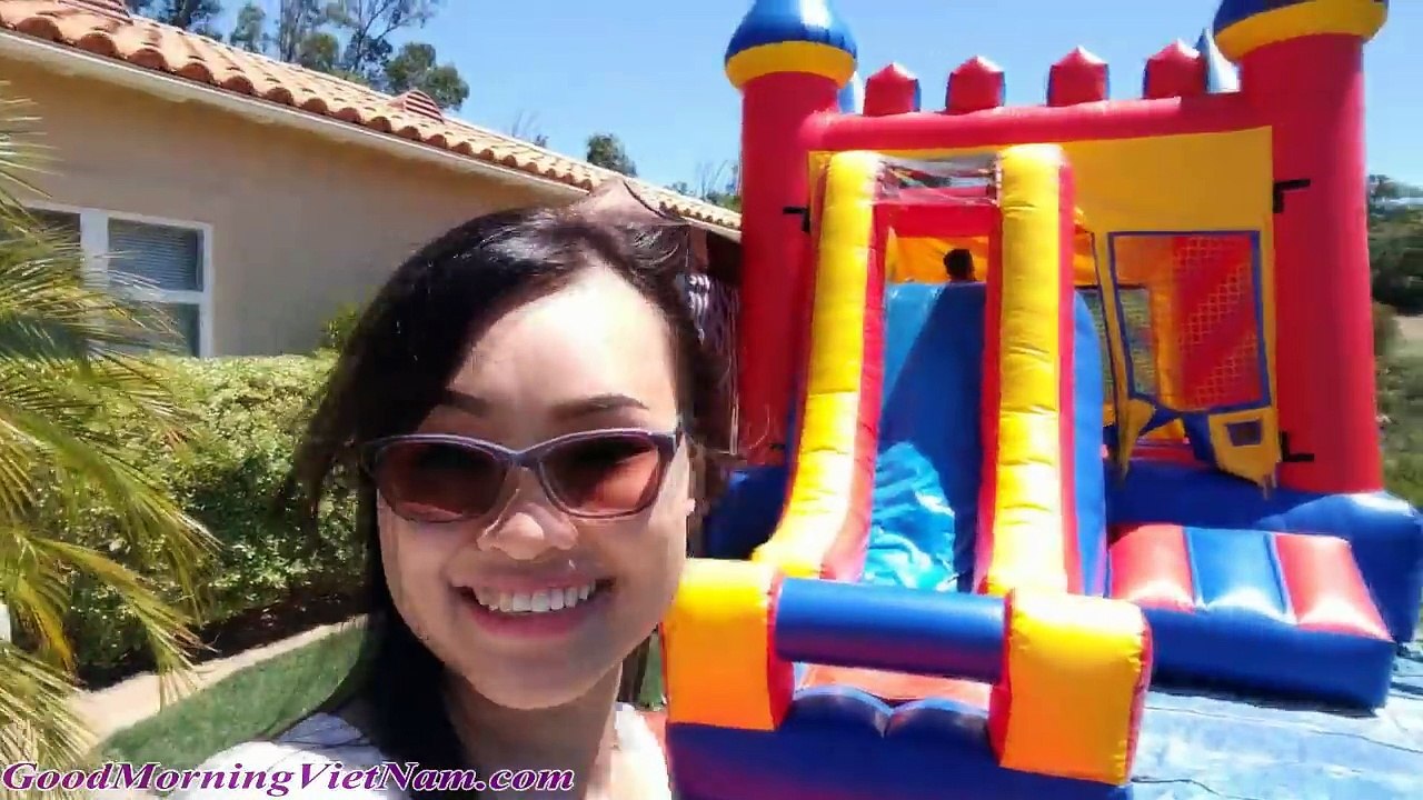 Chị Bí Đỏ Bé Peanut Và Bé Mango Đi Tiệc Sinh Nhật Hồ Bơi - Peanut Cởi Vịt Khổng Lồ Trong Hồ Bơi