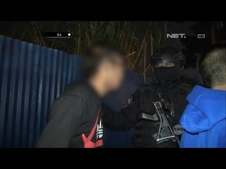 Pria Ini Bawa Parang Saat Nongkrong 86