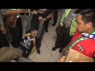 Demi Menonton Bola, Berdesakan Hingga Pingsan Pun Dipertaruhkan - 86